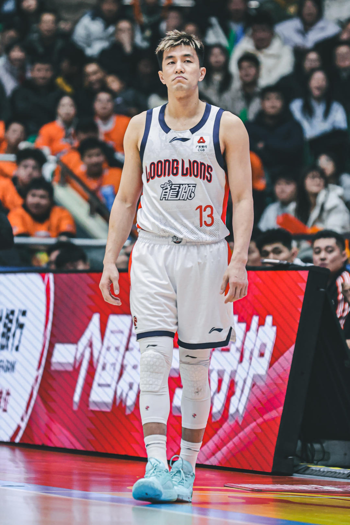 郭艾伦辟谣被诈骗传闻引热议，运动员为何成被诈骗的重灾区之一？|冯子涵|熟人|博尔特|周琦|财商_新浪新闻